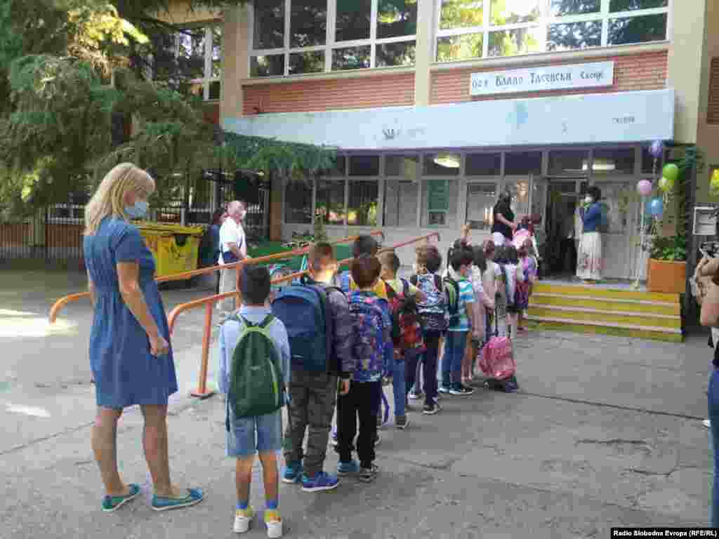 МАКЕДОНИЈА - Локалната канцеларија на организацијата на Обеденитети нации за децата УНИЦЕФ, министерката Мила Царовска, премиерот Зоран Заев и други политичари го честитаа првиот училиштен ден кој ги врати учениците во клупи по година и пол дигитална онлајн настава поради пандемијата со коронавирусот.