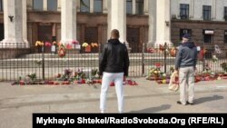 Люди від ранку несуть квіти до місця трагічних протистоянь на Куликовому полі в Одесі цього дня шість років тому