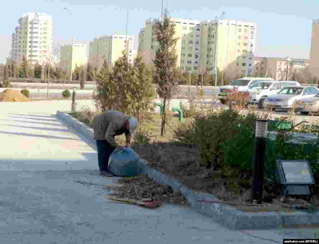 Andalyp köçesinde zir-zibil süpürip ýören bir işçi