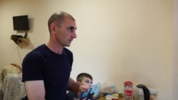 Ստեփանակերտում ադրբեջանցիների կողմից գնդակոծված տանը ապրում է Շուշիից տեղահանված ընտանիք
