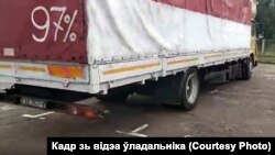 Грузавік Рамана Шабановіча з надпісам «97%». Кадар зь відэа ўладальніка.