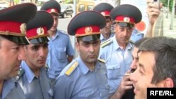 Сотрудники полиции запрещают оппозиции пройти на площадь Свободы, Ереван, 2 июня 2010 г.