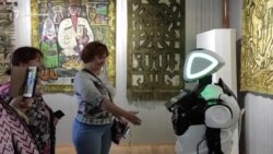 Робот Мамед знакомит гостей с историей дербентской крепости