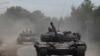 Российские танки едут по улице в украинском городе Попасная