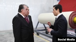 Зафар Азимов бо раисҷумҳури Тоҷикистон Эмомалӣ Раҳмон. Корхонаи "Қолинҳои Қайроққум". Соли 2023
