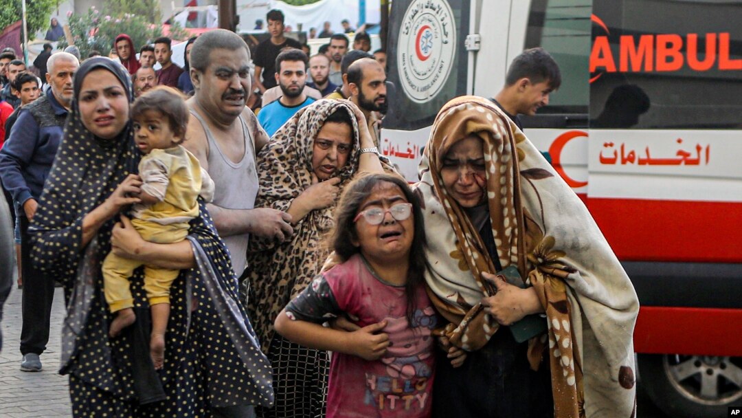 Palestinieni răniți ajung la spitalul al-Shifa, în urma unui atac aerian al Israelului asupra orașului Gaza, luni, 16 octombrie 2023.