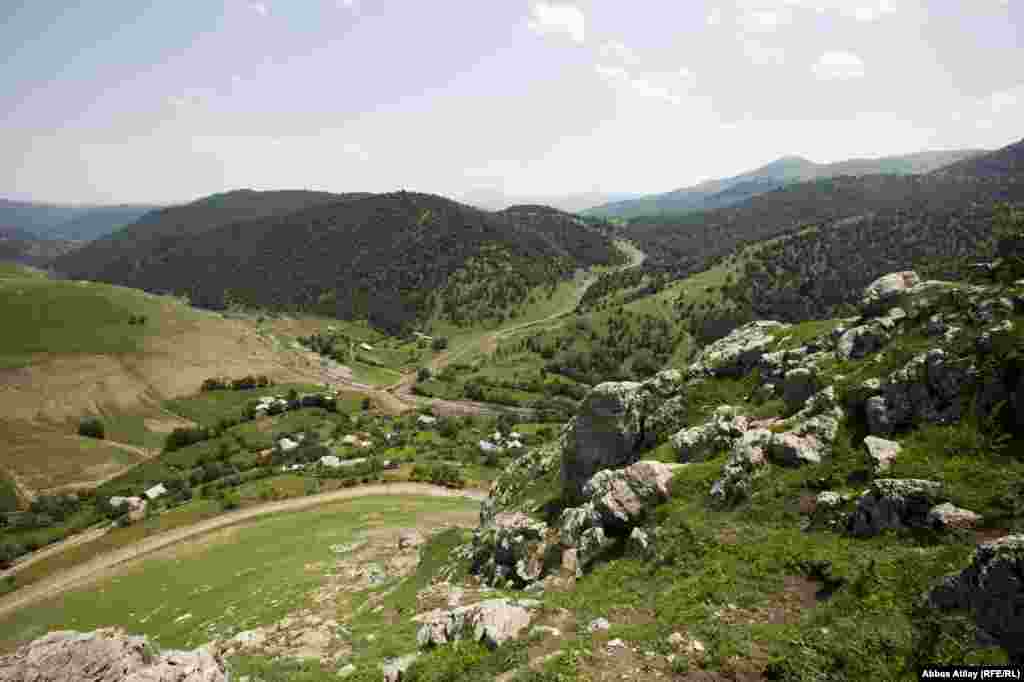 Qaladan görünən Qalaaltı kəndi.