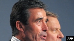 Danish Prime Minister Anders Fogh Rasmussen (left) is taking over from NATO Secretary-General Jaap de Hoop Scheffer (right).