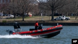 گشت‌زنی یک قایق در اطراف پایگاه آمریکایی فورت مک‌نایر که مقامات ایالات متحده می‌گویند نیروی قدس سپاه آن را تهدید کرده است.