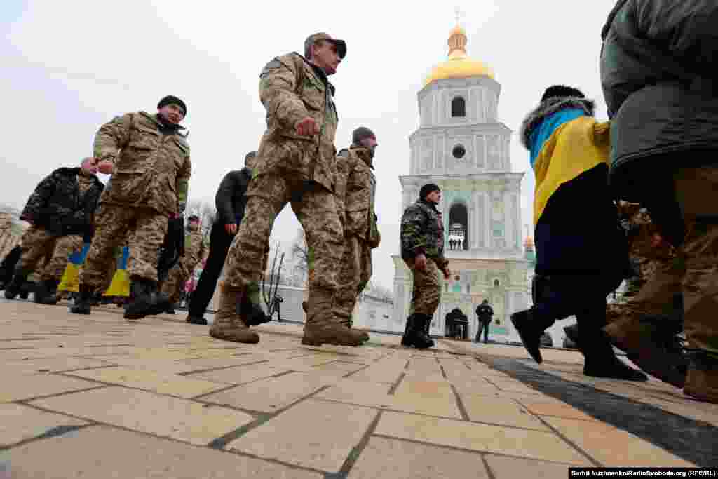 Учасники маршу вирушили на Софіївську площу, де їх оплесками та з оркестром зустрічали кияни