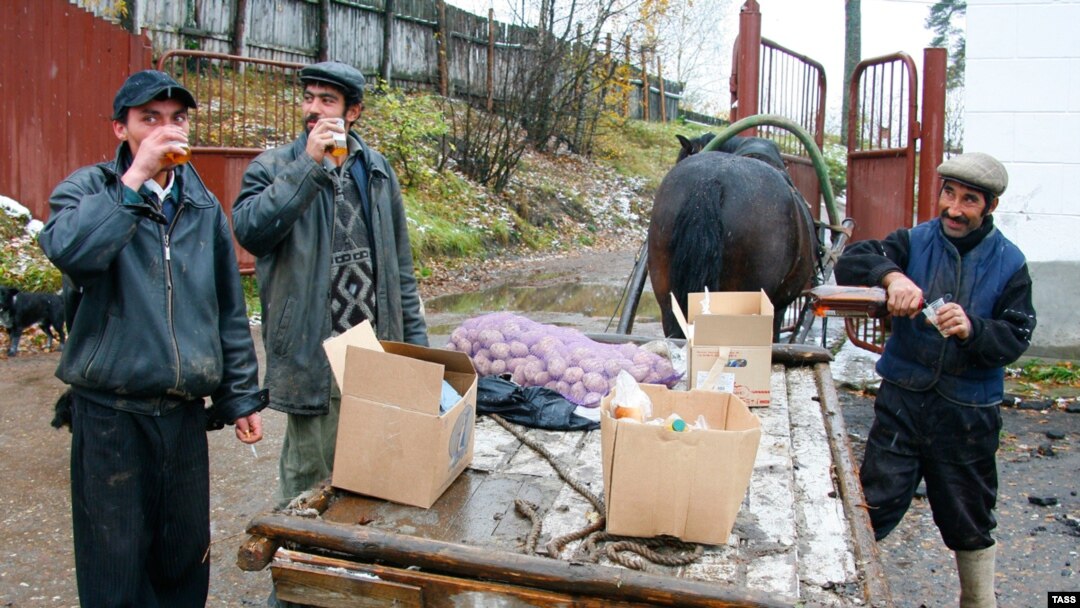 Анатолий Пахомов выступает против цыган, а заодно и бомжей.