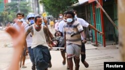 Паранены дэманстрант падчас пратэсту ў Янгоне 14 сакавіка 2021 г.