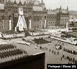 A Szent István emlékév megnyitó ünnepsége a Parlament előtt, 1938. május 30-án