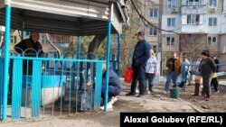 Locuitori din Bălți stau la coadă la una dintre fântânile din oraș, pentru a se aproviziona cu apă, 16 martie 2026.
