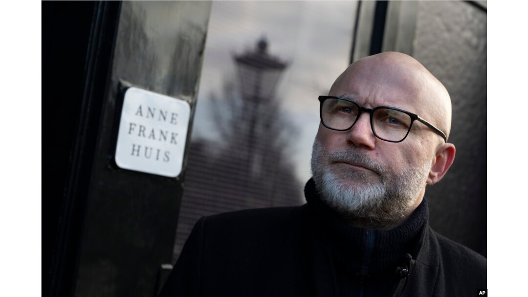 Thijs Bayens, producător de filme, a venit cu ideea de a crea o echipă care să investigheze cazul Annei Frank.