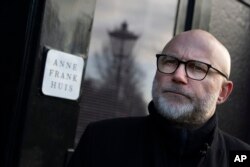 Thijs Bayens, producător de filme, a venit cu ideea de a crea o echipă care să investigheze cazul Annei Frank.