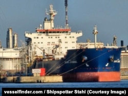 ეს 20 წლის ხომალდი, რომელსაც ოთხჯერ აქვს სახელი გამოცვლილი, დიდი ბრიტანეთისა და ევროკავშირის სანქციების ქვეშაა შავი ზღვის რუსული პორტებიდან რუსული ნედლი ნავთობისა და ნავთობპროდუქტების ექსპორტის გამო ქერჩის სრუტისა და ფინეთის ყურის "მატყუარა პრაქტიკების" გამოყენებით.