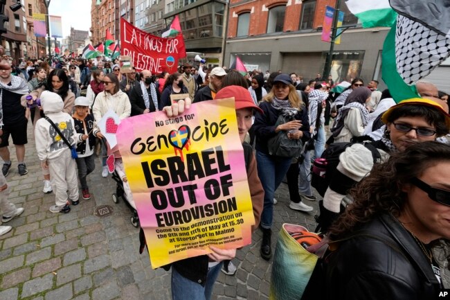 Protestuesit propalestinezë duke marshuar kundër pjesëmarrjes së Izraelit para finales së Eurovisionit të shtunën në Malmo, Suedi, 11 maj 2024.