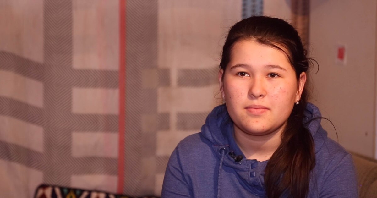 Ayollar fotosuratlarda anuslarini korsatadilar