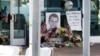 Un memorial pentru Charlie Kirk, care a fost împușcat și ucis în Utah, la sediul organizației Turning Point USA din Phoenix.