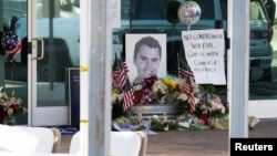 Un memorial pentru Charlie Kirk, care a fost împușcat și ucis în Utah, la sediul organizației Turning Point USA din Phoenix.