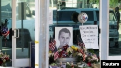 Lule të vendosura pranë fotografisë së Charlie Kirk. Arizona, 10 shtator 2025.