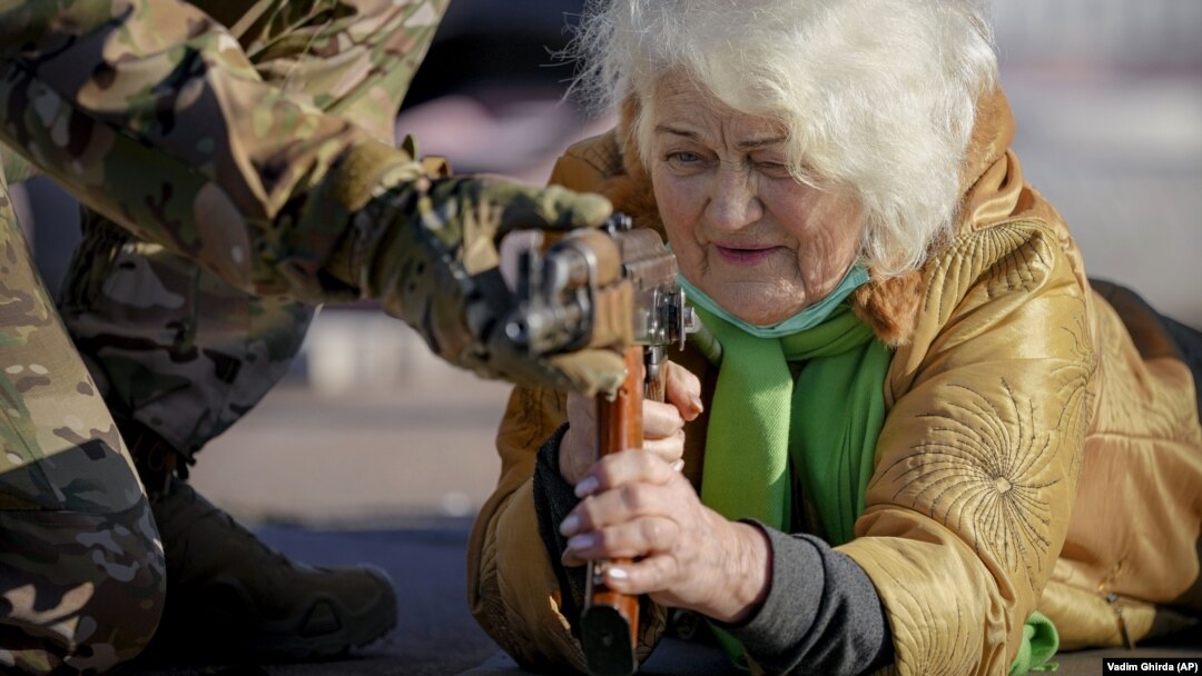 Цивільних осіб вчать користуватися зброєю. Маріуполь, 13 лютого 2022 року