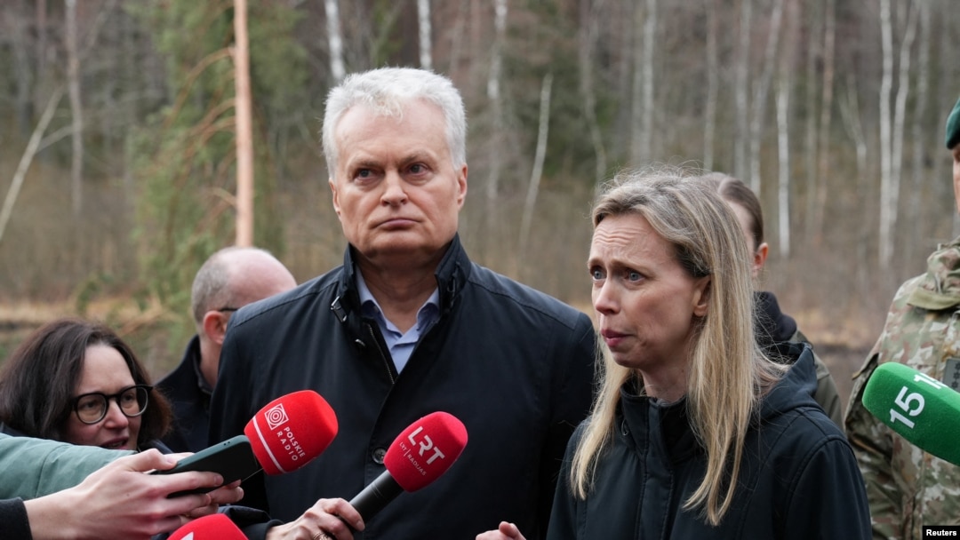 Литванскиот претседател Гитанас Науседа покрај американската амбасадорка во Литванија Кара Ц. Мекдоналд на местото на спасувачката операција на полигонот Пабрад.