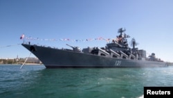 Crucișătorul „Moskva”, nava-amiral a flotei ruse din Marea Neagră, în portul Sevastopol (foto arhivă).