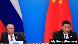 Қытай президенті Си Цзиньпин (оң жақта) мен Ресей президенті Владимир Путин. Көрнекі сурет.