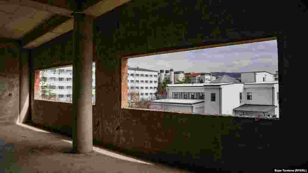 Struktura prej betoni u ndërtua brenda kompleksit të QKUK-së.