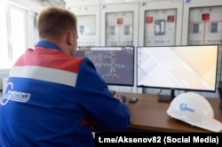 Співробітник «Крименерго» стежить за ситуацією в енергосистемі, ілюстративне фото