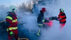 Сотрудники экстренных служб чаще всего становятся жертвами в случае двойных ударов. На этой фотографии, опубликованной Государственной службой Украины по чрезвычайным ситуациям, – устранение последствий обстрела Чернигова 19 апреля 2026 года