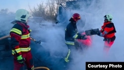 Сотрудники экстренных служб чаще всего становятся жертвами в случае двойных ударов. На этой фотографии, опубликованной Государственной службой Украины по чрезвычайным ситуациям, – устранение последствий обстрела Чернигова 19 апреля 2026 года