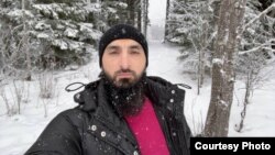 Tumso Abdurahmanov, popularni YouTube bloger koji je oštro kritikovao Kadirova i njegovu vladu u Čečeniji, napustio je Rusiju 2015. Odobren mu je politički azil u Švedskoj.