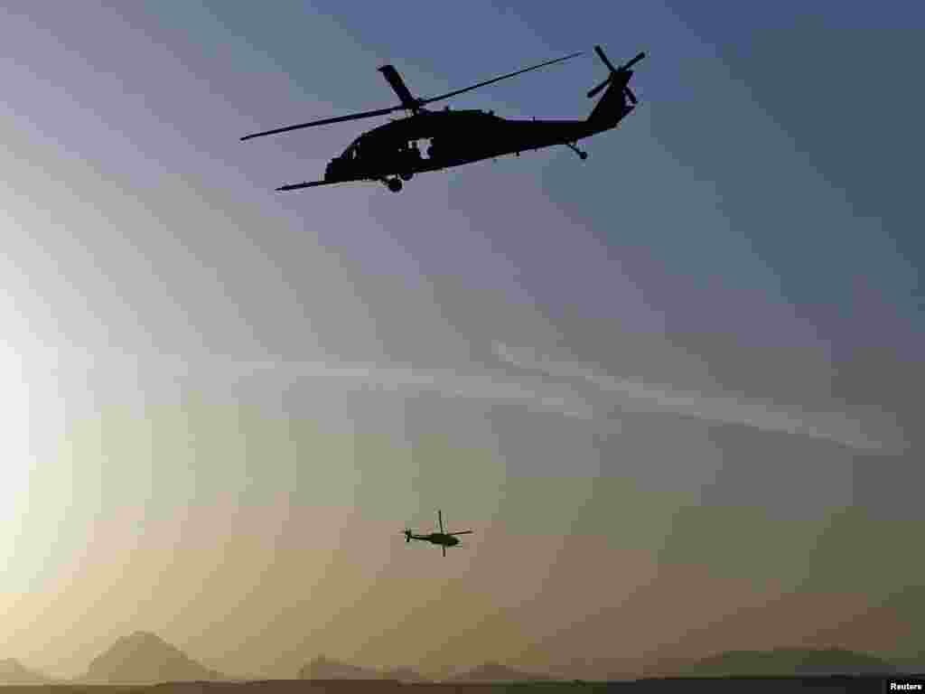 Afghanistan - U akciji protiv talibana bili su uključeni i helikopteri, Helmand provincija na jugu zemlje, 01.11.2010. Foto: Reuters / Finbarr O'Reilly