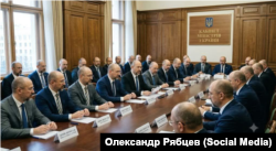 Уряд України, який скаладається лише з «Денисів Шмигалів», як уособлення технократичності і лояльності до президента. Зображення згенероване ШІ, взяте з соцмереж