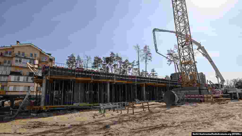 2 березня 2022 року російські війська завдали авіаудару по Ірпеню з двох Су-25. Дві ракети вдарили по житловому будинку на Гостомельському шосе. За декілька днів російські війська увійдуть у місто. Російські розтрощили цей ошатний будинок. Його демонтаж розпочали ще у вересні 2022-го. У грудні 2024-го, за фінансової участі міжнародних організацій, на тому місці почали зводити новий житловий будинок.Ліворуч фото від 2 березня 2022, праворуч – березень 2025 року