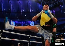 Український боксер Олександр Усик святкує перемогу над британським чемпіоном світу Ентоні Джошуа. Лондон, 25 вересня 2021 року