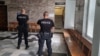 Полицаи чакат във фоайето пред залата на Апелативния съд във Велико Търново, в която 13 часа бяха разглеждани мерките за неотклонение на четиримата тийнейджъри, обвиняеми за побоя над директора на полицията в Русе, 12 септември 2025 г.