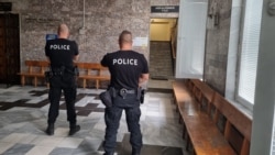 Полицаи чакат във фоайето пред залата на Апелативния съд във Велико Търново, в която 13 часа бяха разглеждани мерките за неотклонение на четиримата тийнейджъри, обвиняеми за побоя над директора на полицията в Русе, 12 септември 2025 г.