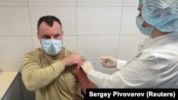 Ростов-Дондаги поликлиникада COVID-19 га қарши Sputnik-V вакцинаси билан эмланаётган россиялик ҳарбий