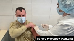 Российский военный прививается вакциной от коронавируса. Ростов-на-Дону, декабрь 2020 года