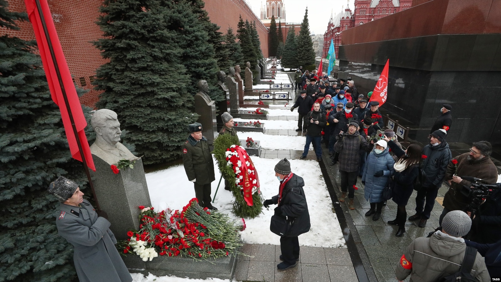 фото некрополя у кремлевской стены в москве