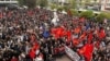 Qytetarë mblidhen në qendër të Gjilanit për të protestuar ndaj vendimit të Gjykatës Speciale për ish-krerët e UÇK-së, 25 shtator 2026.