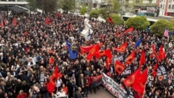 Qytetarë mblidhen në qendër të Gjilanit për të protestuar ndaj vendimit të Gjykatës Speciale për ish-krerët e UÇK-së, 25 shtator 2026.