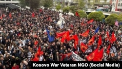 Qytetarë mblidhen në qendër të Gjilanit për të protestuar ndaj vendimit të Gjykatës Speciale për ish-krerët e UÇK-së, 25 shtator 2026.