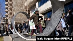 Местные органы самоуправления до 31 декабря должны объявить конкурс на вакантные места, которые появились в результате как реорганизации структур, так и в связи с тем, что десятки чиновников покидают рабочие места по собственному желанию