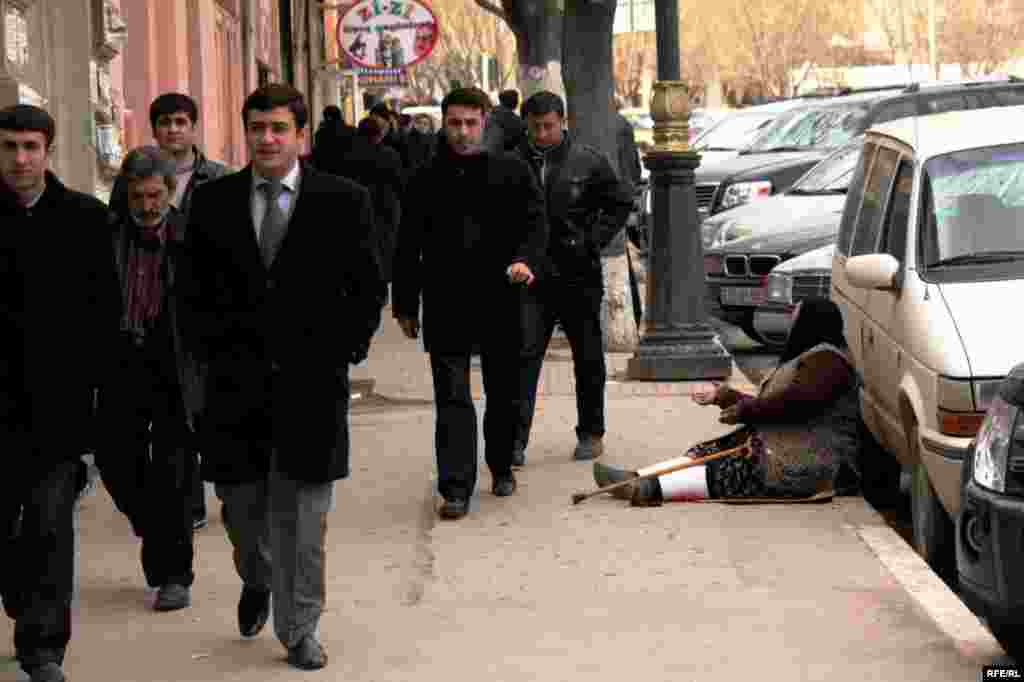 Milyonçu şəhərin yoxsulları #9