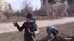 Мариуполдо көчөгө көмүлгөн сөөктөр